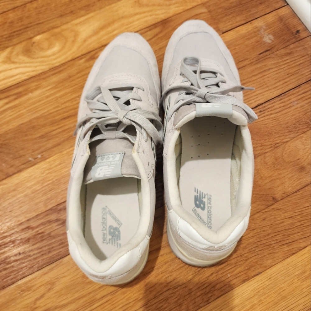 New Balance Women's Beige 696 Sneakers, size 10 - Picture 2 of 4